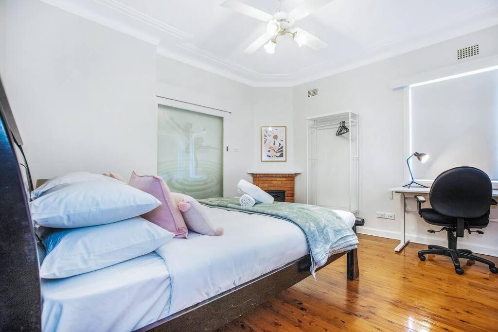 Comfy Family Home @ Kingsgrove Sleeps 7 With 2 Bathrooms & Parking Sydney Exterior photo