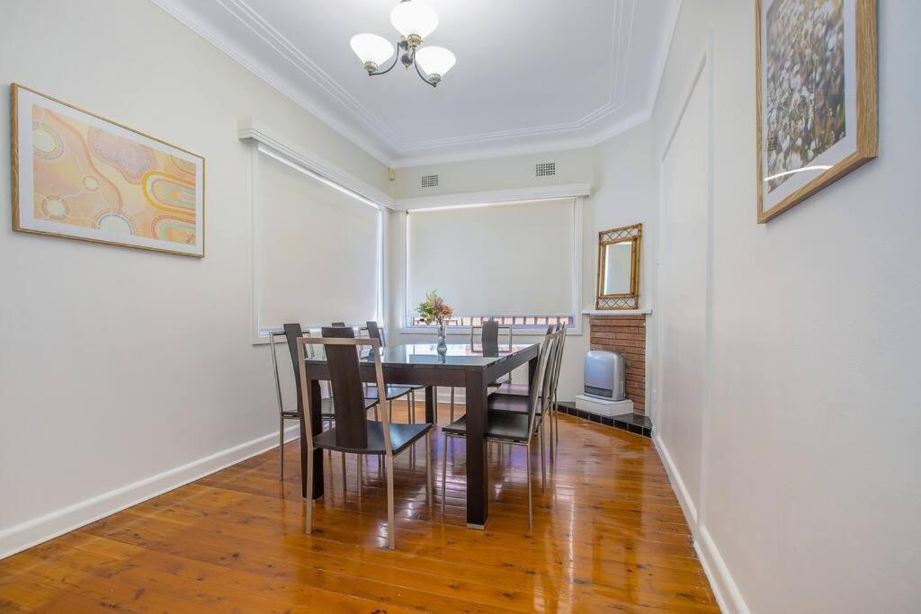 Comfy Family Home @ Kingsgrove Sleeps 7 With 2 Bathrooms & Parking Sydney Exterior photo