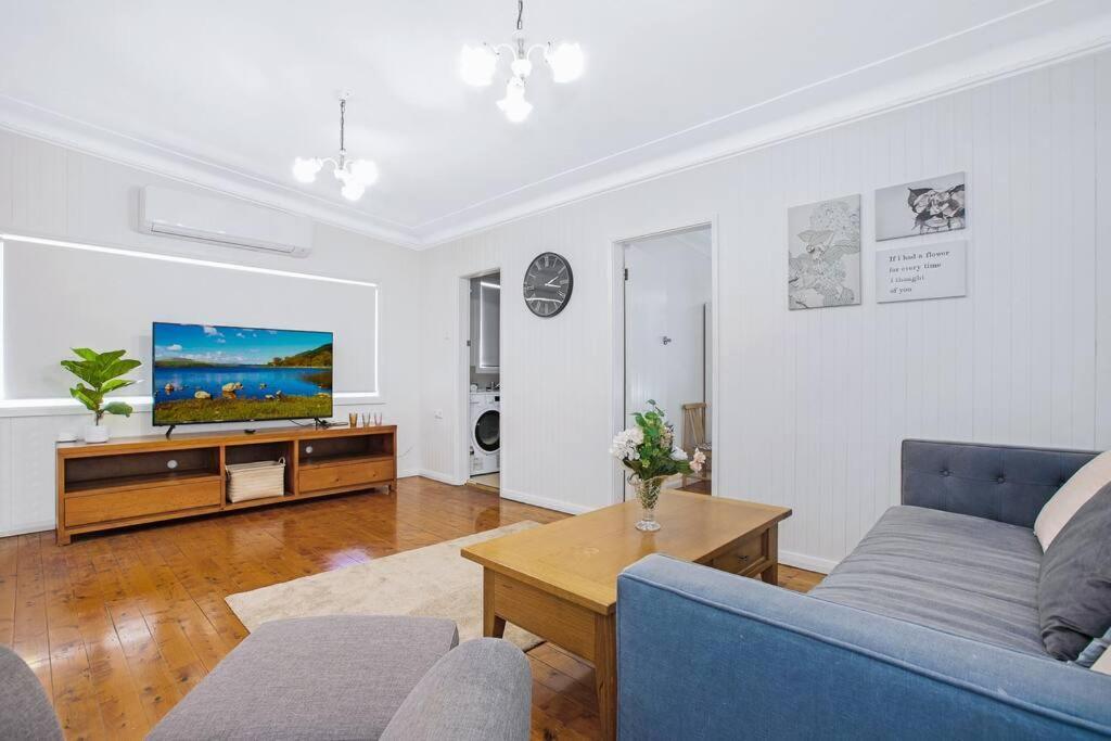 Comfy Family Home @ Kingsgrove Sleeps 7 With 2 Bathrooms & Parking Sydney Exterior photo
