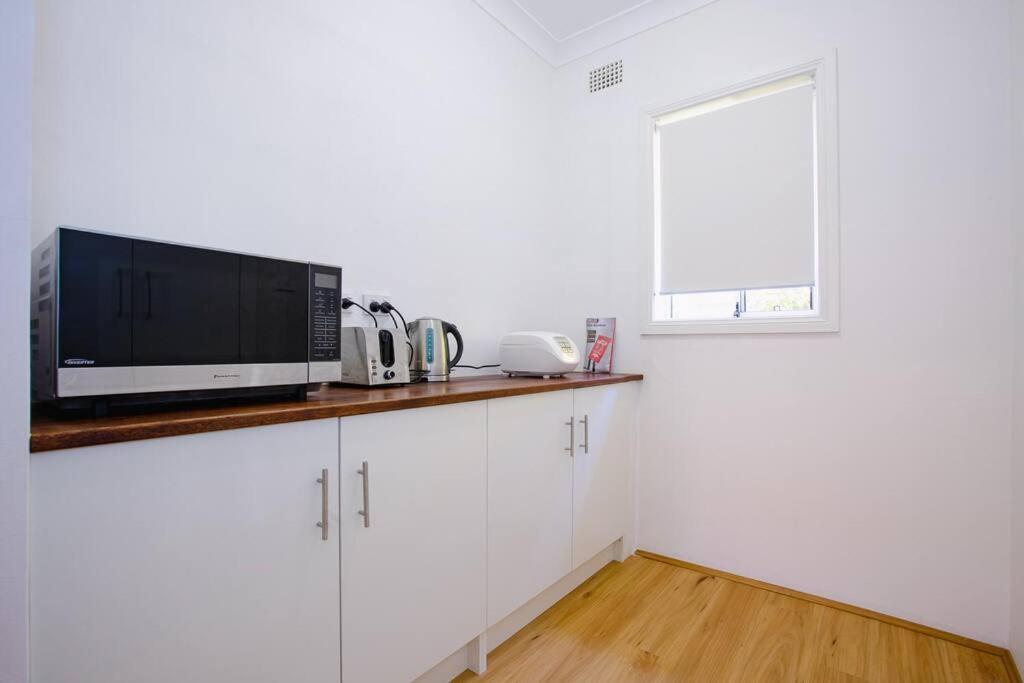 Comfy Family Home @ Kingsgrove Sleeps 7 With 2 Bathrooms & Parking Sydney Exterior photo