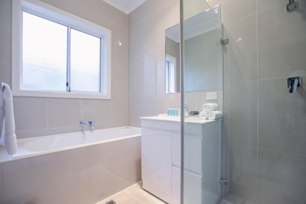 Comfy Family Home @ Kingsgrove Sleeps 7 With 2 Bathrooms & Parking Sydney Exterior photo