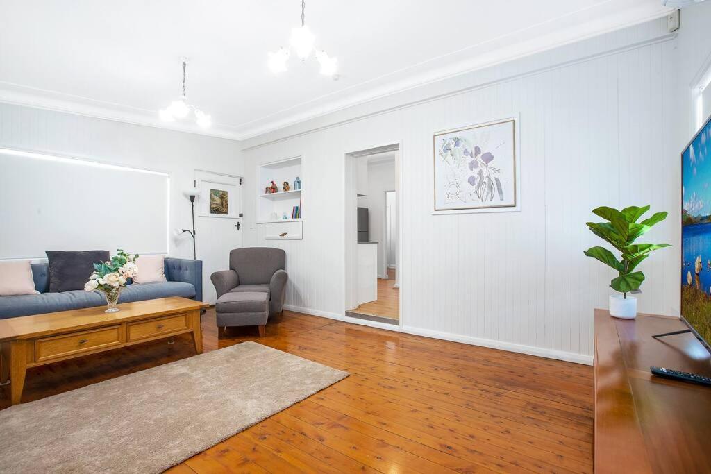 Comfy Family Home @ Kingsgrove Sleeps 7 With 2 Bathrooms & Parking Sydney Exterior photo
